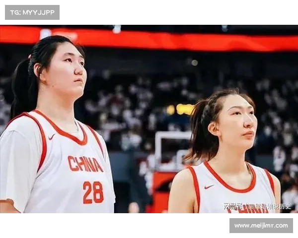 张子宇韩旭联手演练高举高打 中国女篮双塔强势来袭 张子宇韩旭联手演练高举高打 中国女篮双塔强势来袭